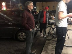 В сети шутят над фото Билла Гейтса в очереди за бутербродами
