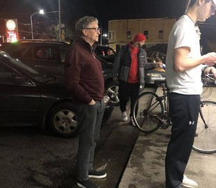 В сети шутят над фото Билла Гейтса в очереди за бутербродами