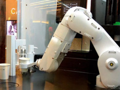 Роботы начали заменять официантов в кофейнях из-за коронавируса