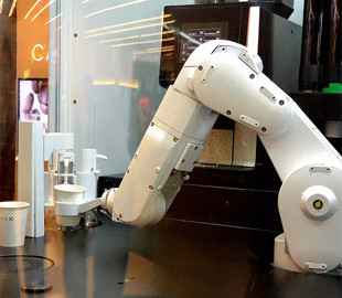 Роботы начали заменять официантов в кофейнях из-за коронавируса