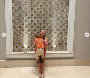 Молода дружина Віктора Павлика показала, куди поїхала разом із сином (фото)