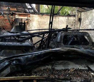 Под Киевом TikTok-блогеру сожгли дом и гараж с двумя машинами. На допросе поджигатели сказали, что «перестарались»