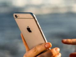 Мужчина уронил iPhone с самолета: тот не только уцелел, но и заснял падение