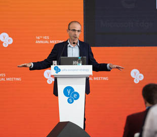 Харари: "Если вы хотите сделать страну колонией, не посылайте туда танки. Просто возьмите их данные”