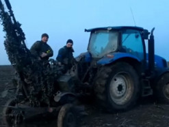В хозяйстве пригодится: видео, как украинский фермер трактором тащит "трофейную" зенитку, повеселило сеть