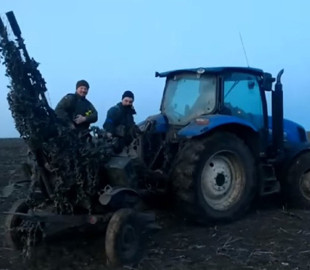В хозяйстве пригодится: видео, как украинский фермер трактором тащит "трофейную" зенитку, повеселило сеть