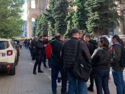 Укрпошта починає продаж нової марки із російським військовим кораблем. Під Головпоштамтом від ранку черга