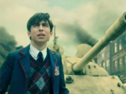 Netflix опубликовал ролик с первыми минутами нового сезона сериала "Академия Амбрелла"