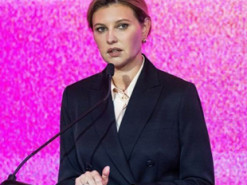 У чорному жакеті і з елегантними сережками: діловий образ Олени Зеленської на заході у Києві