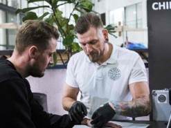 В Швеции тысячи людей вживили себе под кожу упрощающие жизнь чипы