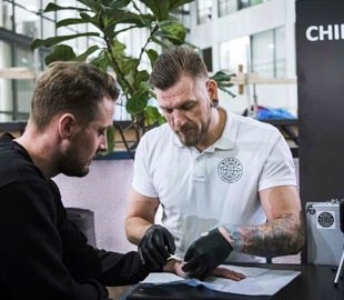 В Швеции тысячи людей вживили себе под кожу упрощающие жизнь чипы