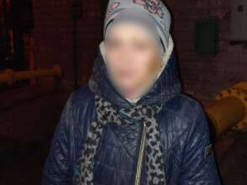 В Днепре посреди ночи 27-летняя девушка вырезала кабель из коммуникационных колодцев