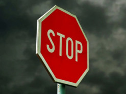 Автопилот Tesla путает настоящие дорожные знаки с фальшивыми