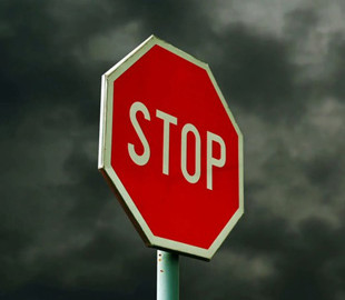 Автопилот Tesla путает настоящие дорожные знаки с фальшивыми