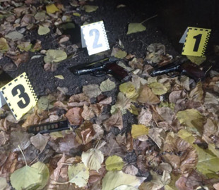 Під час комендантської години в центрі Одеси затримали двох чоловіків зі зброєю