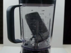 Блогер размельчил iPhone X в блендере и "выпил" его