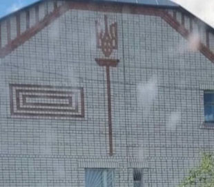 У росії на будівлі військкомату помітили цегляний Тризуб