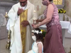 Непосредственность ребёнка настолько тронула священника, что он едва сдержал смех и с трудом довёл обряд до конца