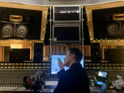 Илон Маск выпустил свою первую танцевальную песню