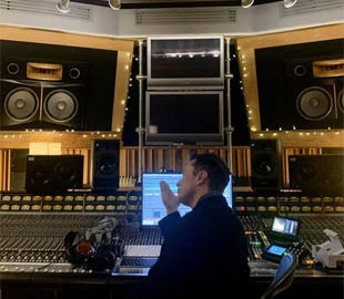 Илон Маск выпустил свою первую танцевальную песню