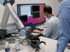 В Сингапуре показали роботизированную руку, которая может «ощущать» предметы и восстанавливаться при лёгких повреждениях