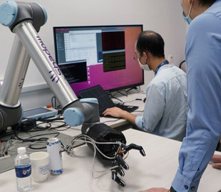 В Сингапуре показали роботизированную руку, которая может «ощущать» предметы и восстанавливаться при лёгких повреждениях