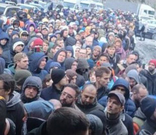 Росіяни масово продають автівки на кордоні з Грузією: для чого вони це роблять