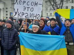 На Херсонщине "партизаны" сняли флаг РФ с флагштока на набережной. Фото