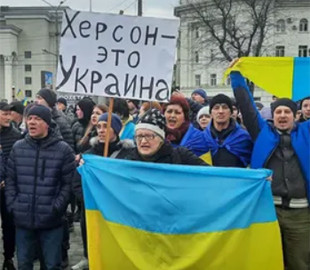 На Херсонщине "партизаны" сняли флаг РФ с флагштока на набережной. Фото