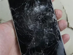 «Титановий» iPhone 15 Pro протестували за допомогою ножа та молотка