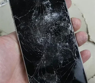 «Титановий» iPhone 15 Pro протестували за допомогою ножа та молотка