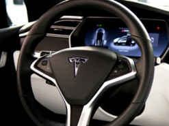 Электромобиль Tesla можно бесконтактно вскрыть за 30 секунд