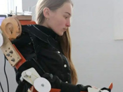 Школярка зібрала прототип робота Аватара, який може допомогти в розмінуванні