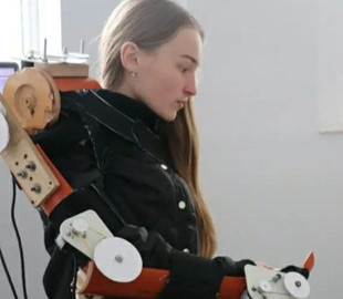 Школярка зібрала прототип робота Аватара, який може допомогти в розмінуванні