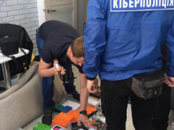 Киберполиция поймала мошенника, покупающего технику за чужой счет