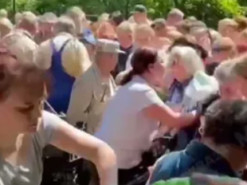 Российские пенсионерки устроили эпичную битву за бесплатные тюльпаны