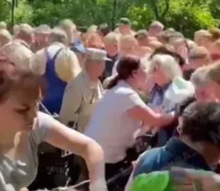 Российские пенсионерки устроили эпичную битву за бесплатные тюльпаны