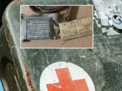 Перевязочный пакет и бинт 60-х годов: в сети показали содержимое аптечки солдата "второй армии мира". Фото