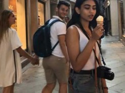 Туристка случайно повторила мем «неверный парень» и прославилась