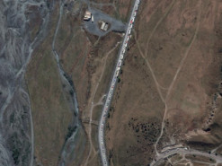Багатокілометрові затори на кордоні Росії та Грузії сфотографував супутник