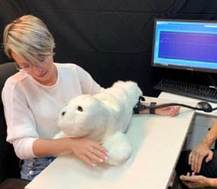 Ученые изобрели робота-тюленя, который делает людей счастливее