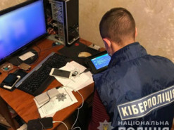 На Хмельниччині викрили чоловіків, що торгували базами даних користувачів Інтернет-магазинів