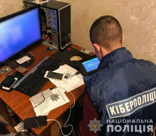 На Хмельниччині викрили чоловіків, що торгували базами даних користувачів Інтернет-магазинів