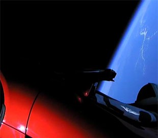 Энтузиаст создал сайт для отслеживания местоположения запущенного Маском в космос электромобиля