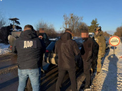 На Буковині затримали посадовця митниці, який систематично брав хабарі за незаконне ввезення iPhone
