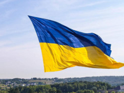 Над Києвом підняли прапори легендарних бригад ЗСУ