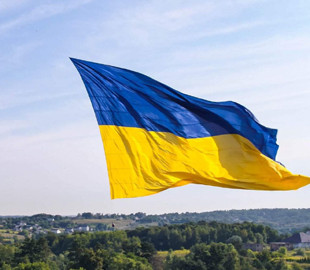 Над Києвом підняли прапори легендарних бригад ЗСУ