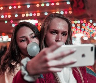 В Instagram разрешат отмечать друзей на видео