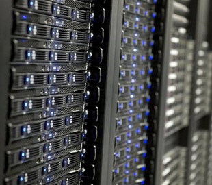 Microsoft, Amazon и Facebook наращивают закупки серверов, несмотря на падение рынка