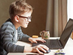 Недетское онлайн-обучение: на уроке у одесских школьников включилось порновидео